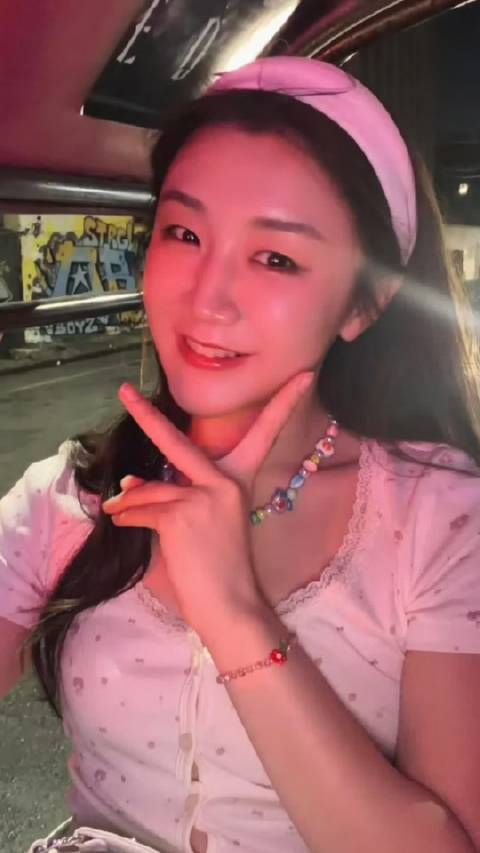 陈梦曼谷度假！穿辣妹装晒美照，笑容好治愈，场外生活多姿多彩