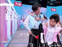 邓凯护孔雪儿安全双膝擦地