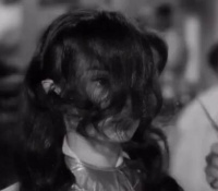 她一笑，谁还在乎什么发型！就这张脸，哪怕光头都好看吧！