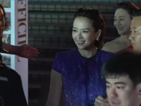 章子怡金像奖红毯新鲜出炉！又是短发又是大露背，解锁了两种极致的性感与飒爽