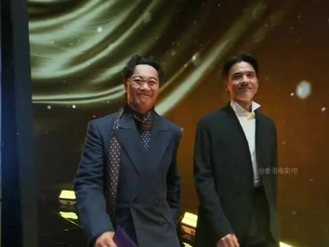 陈奕迅冯德伦同台颁奖，即兴献唱引热议