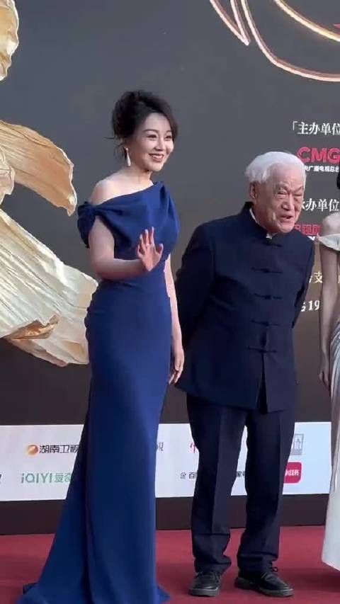 牛犇 闫妮 张子枫 同框亮相中国电影盛典红毯，几位这状态气场如何？