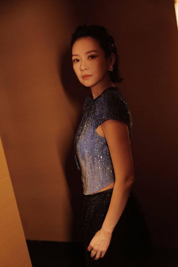 搜狐娱乐讯 19日，章子怡参加金像奖的造型美照释出，她身着蓝黑色露背装性感迷人，湿发背头造型利落干练，整个人又美又飒！