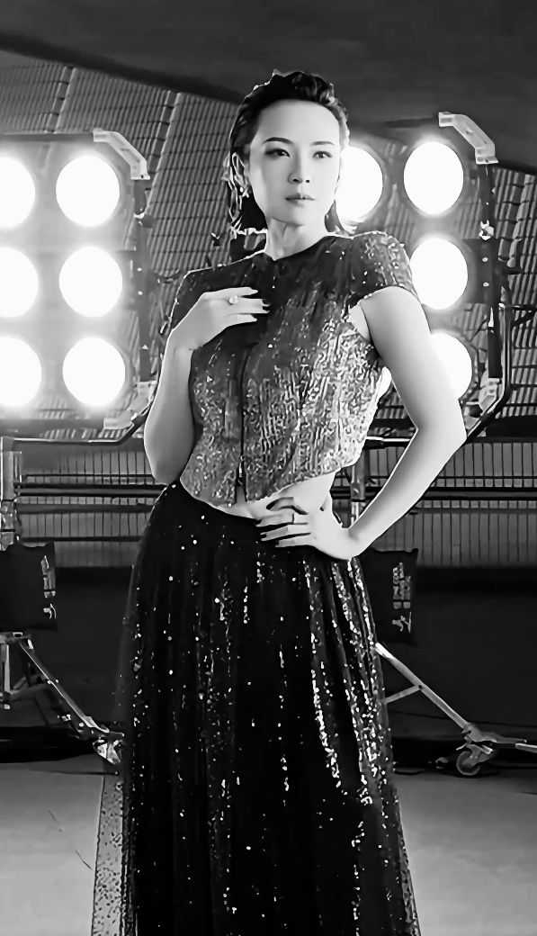 章子怡拍摄氛围感大片，气质在线。