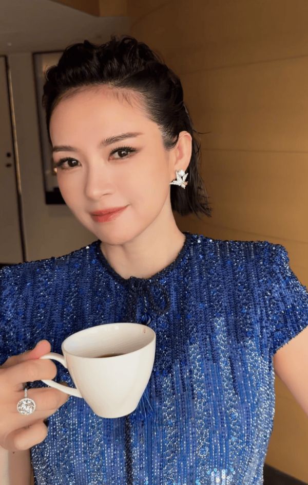 章子怡的五官精致，美貌养眼。