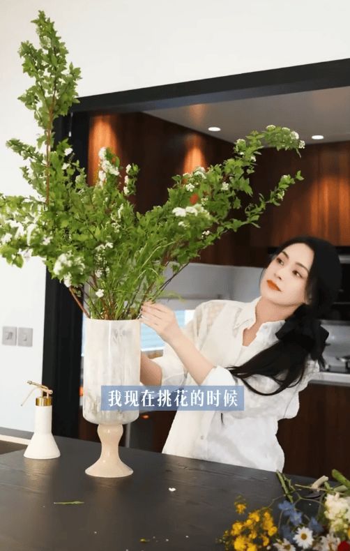 阿娇在家里插花，化身花艺少女。