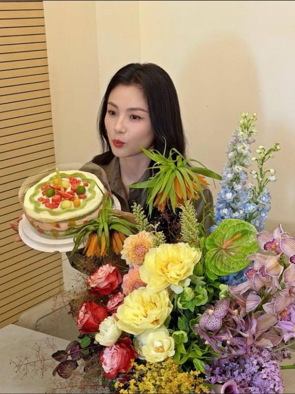 刘涛庆祝自己出道26年，收获了蛋糕和鲜花，心情愉悦。