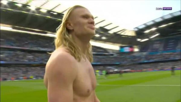 洋洋得意！赢下天王山赛后哈兰德披头撒发，脸上写满开心