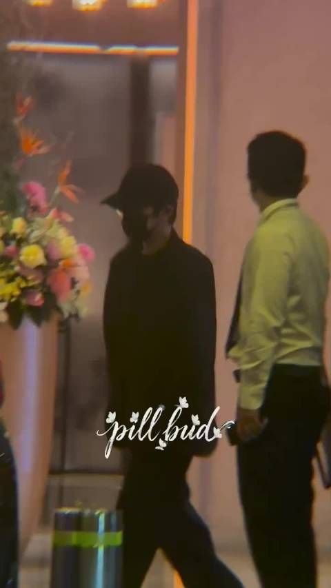 易烊千玺黑色造型现身广州华为发布会