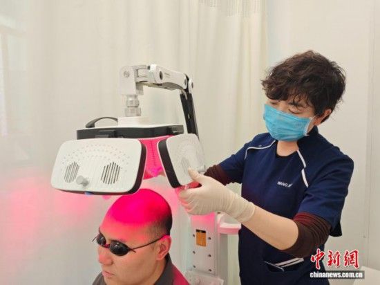 图为患者在西安市红会医院治疗脱发。党田野 摄