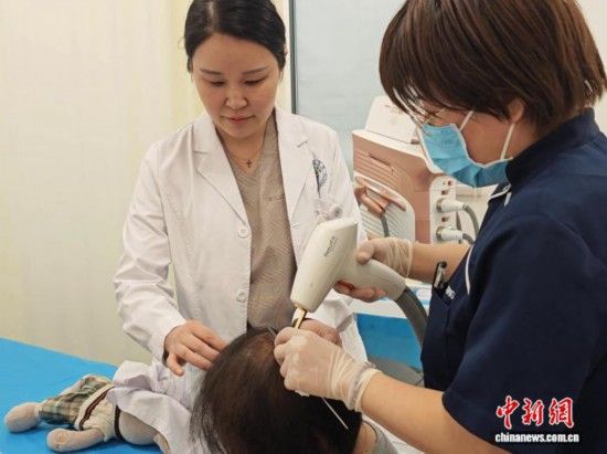 图为患者在西安市红会医院治疗脱发。党田野 摄