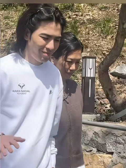 萧敬腾和老婆手牵手