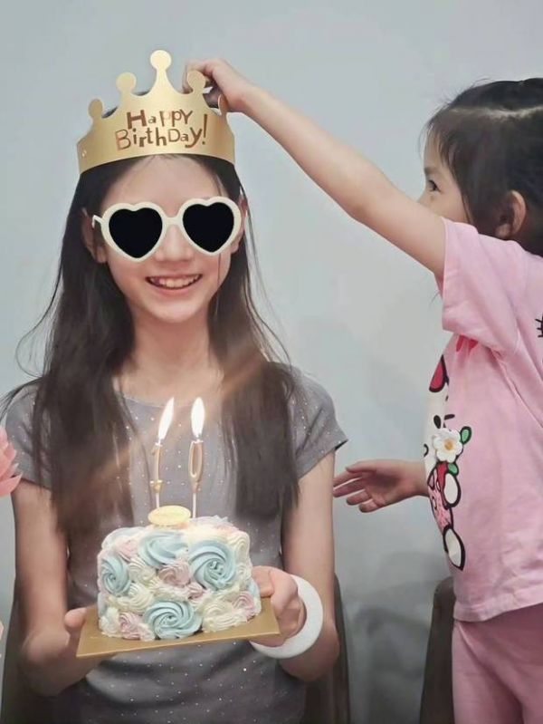 胖妹‌双手捧蛋糕笑容灿烂。