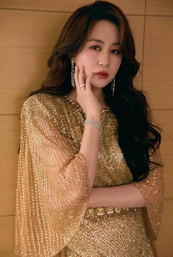 马丽托脸，温柔大方。