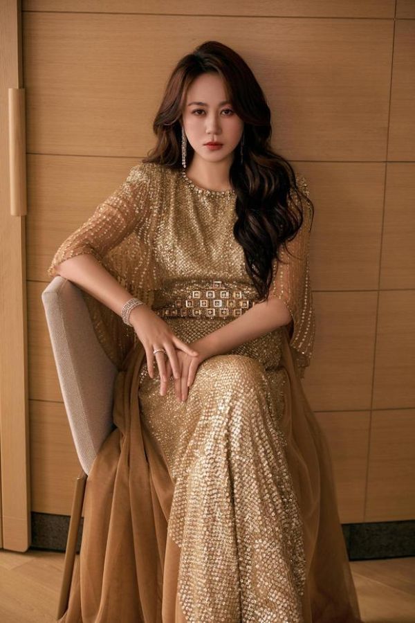 马丽身材纤细，最新造型让人过目难忘。