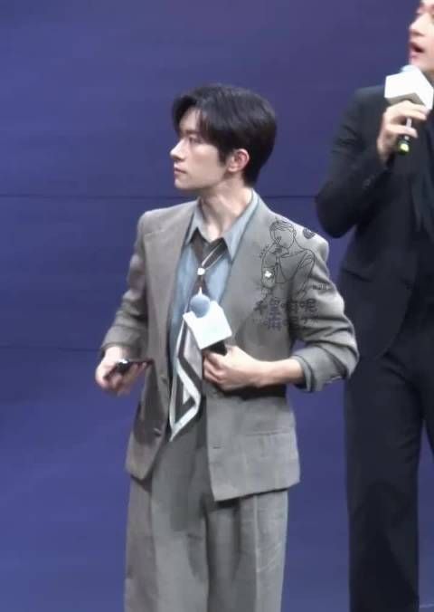 易烊千玺你在干什么 ，影帝只不过是用胸肌擦擦手机而已啦啊哈哈哈哈