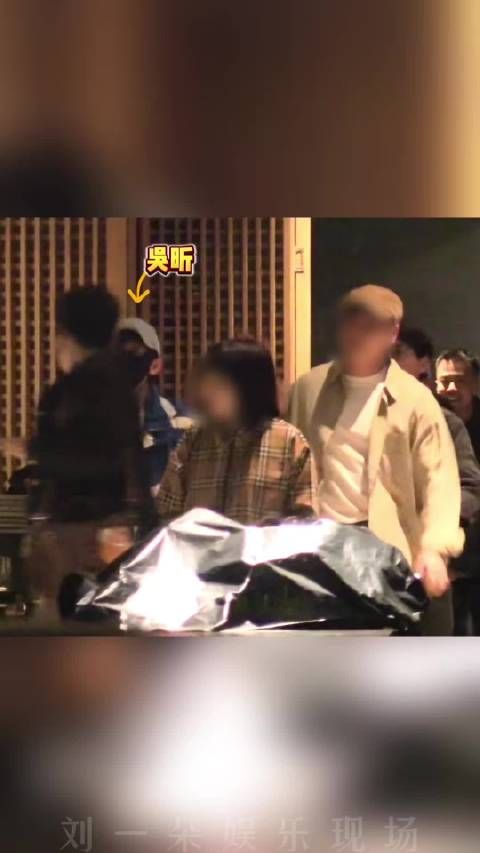 吴昕携男友郑凯与何炅李维嘉聚餐，何炅比心告别