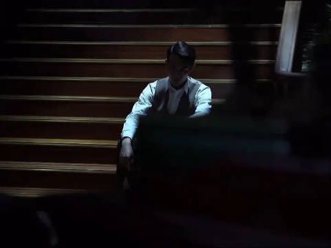 王凯饰阿诚楼梯独坐一夜，担忧明台冲动行动