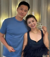 李小萌官宣怀第三胎，40岁丝毫不顾虑她是高龄，满脸堆笑幸福无比