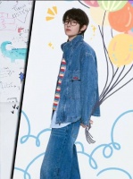 一诺KPL八周年赛场见，条纹领带眼镜造型吸睛