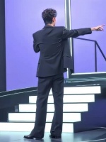 肖战拉车门瞬间刷屏，优雅仪态引全网热议