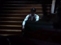 王凯饰阿诚楼梯独坐一夜，担忧明台冲动行动