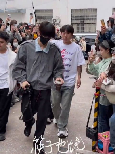 张凌赫4/22进妆路透，顺毛男大宽肩细腰，连男粉都被迷倒了，听取帅声一片！