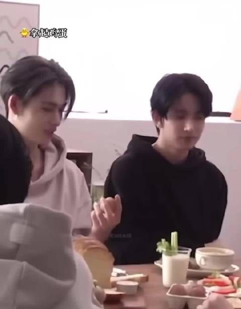 乐死我了这视频莫名的好笑，从看的到听的