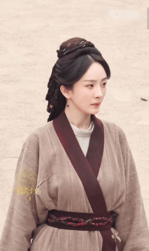 搜狐娱乐讯 4月21日，一组杨幂拍摄电视剧的路透照曝光。