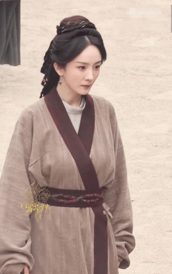 杨幂着素色襦裙典雅大气。