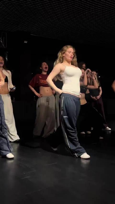 旁边黑色那个女孩子怎么没肚脐眼？