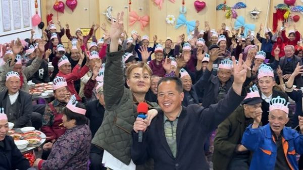 吴克群现身重庆酉阳，跨越距离阻隔护送老人相聚