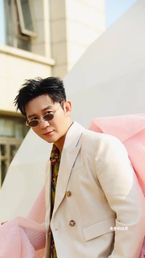 室外主视觉@李晨 直拍，(cr.logo)