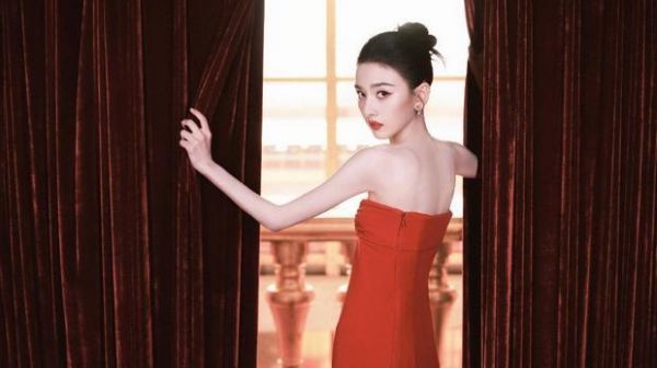 宋祖儿香肩线条迷人。