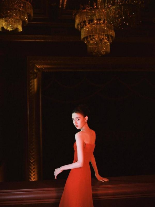 宋祖儿散发慵懒韵味。