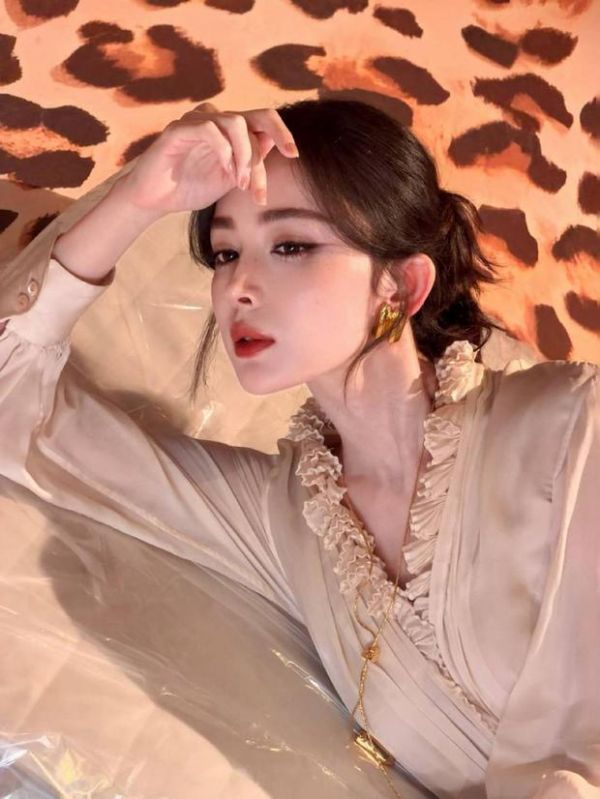 娜扎秒变慵懒感美人。