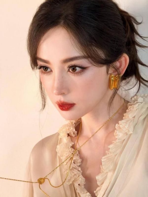 娜扎的妆容好漂亮，烈焰红唇十分吸睛。