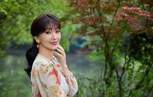 赵雅芝一袭碎花连衣裙超减龄。