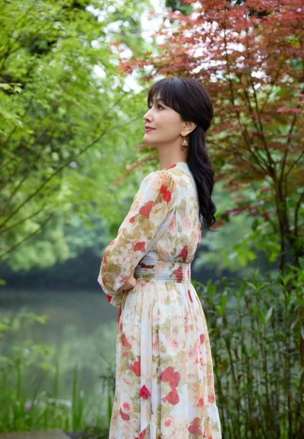 赵雅芝欣赏春雨天美景，感受大自然的美好。