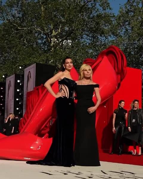 Donatella Versace穿普拉达女王2首映礼展示两套定制造型