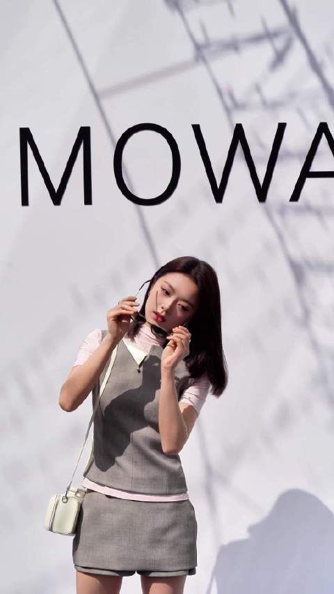 赵今麦戴墨镜现身成都活动，与丞磊同框