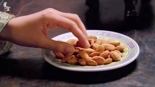 安陵容含怨吞杏仁与甄嬛决裂