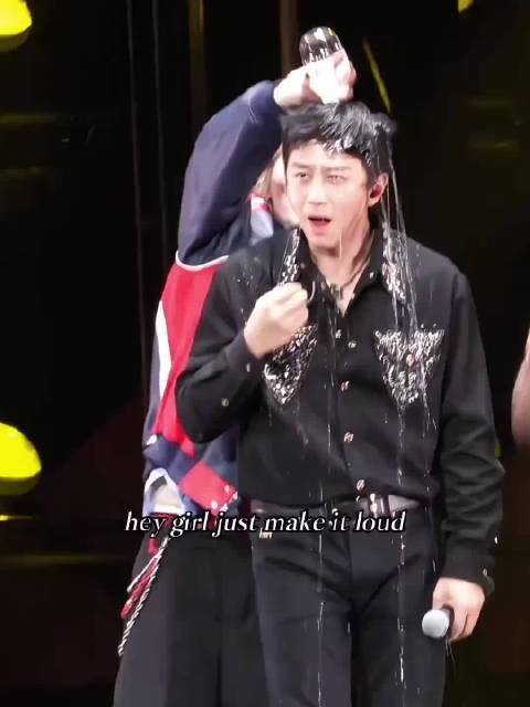 邓超鹿晗演唱会互动升级，用脚穿裤子引热议