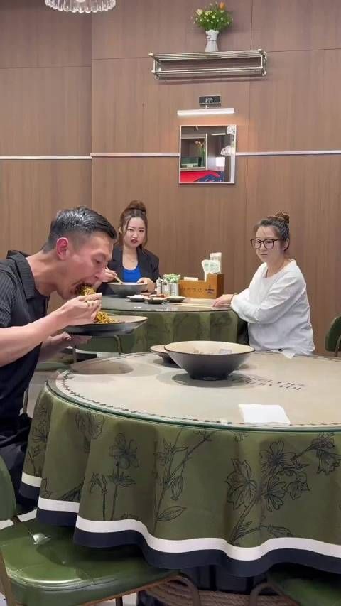 网友拍下的一幕……他撑得面黄肌瘦，我饿的肥头大耳