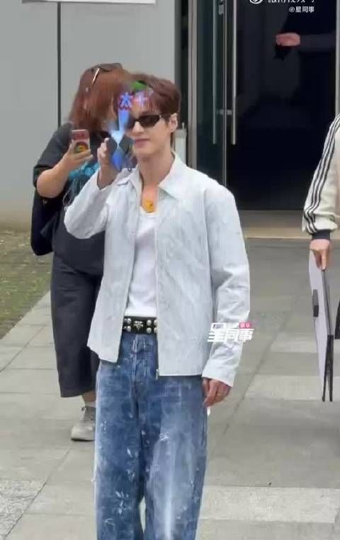 何与现身你好星期六宣传新剧，青春活力引关注