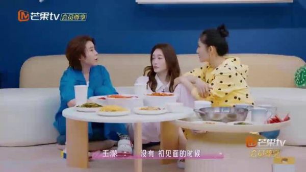 李小冉否认坐地接近王濛，二人节目互怼欢乐多