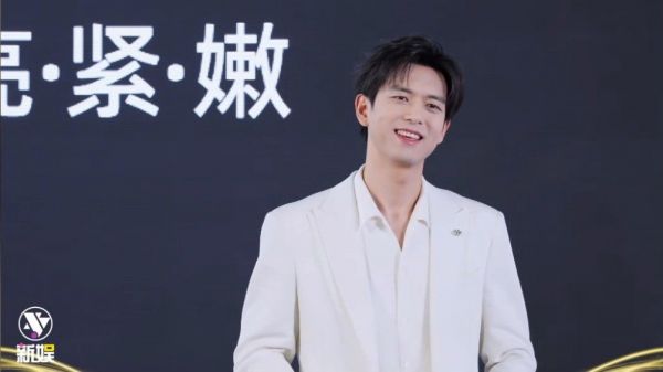 李现直播自称白马王子，去年亦是如此