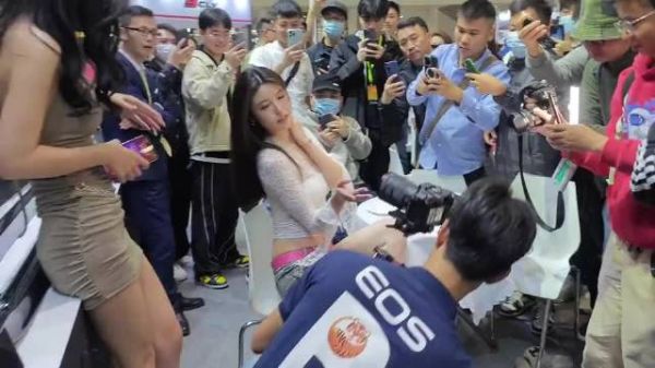 车展没一个在认真拍车的