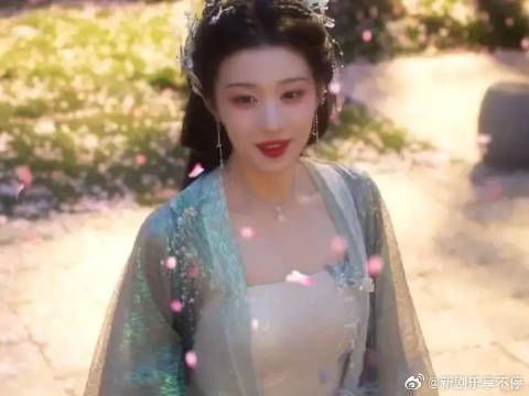谁懂这段的破碎感！庾晚音的花瓣雨名场面