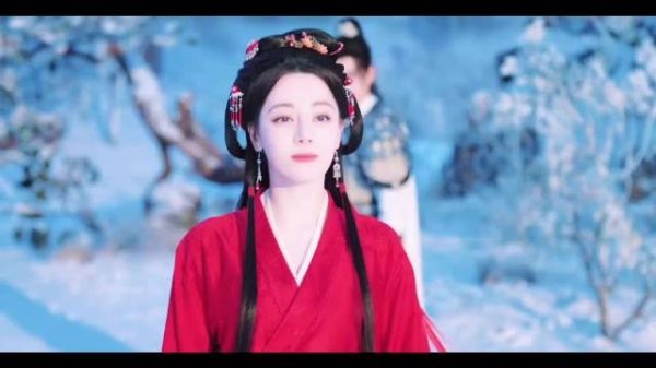 迪丽热巴发长文告别《白日提灯》贺思慕角色